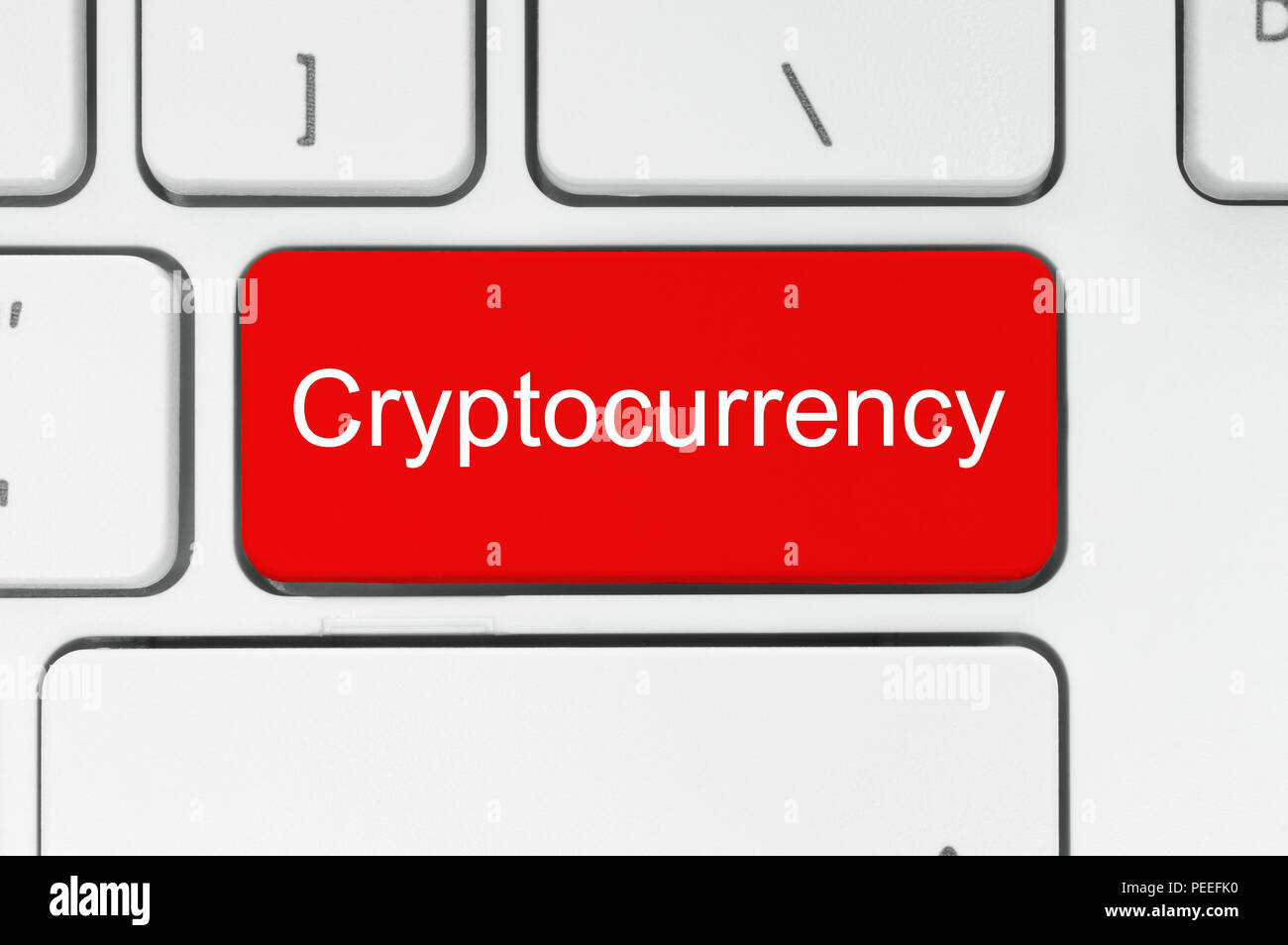 Cryptocurrency Konzept. Rote Taste mit Cryptocurrency Wort auf der Tastatur close-up Stockfoto