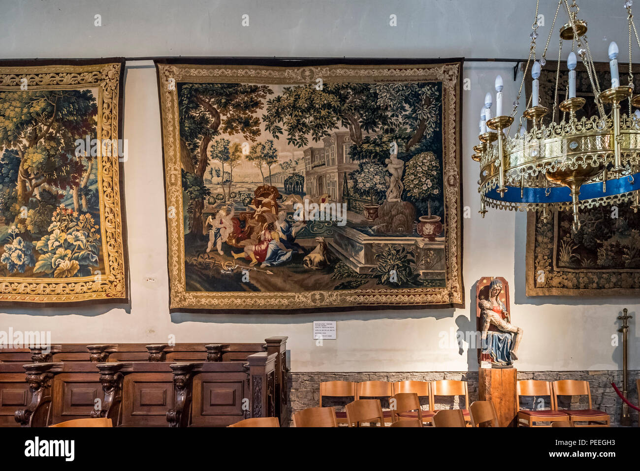 17. und Gobelins aus dem 18. Jahrhundert in der Stiftskirche St. Walburga/Sint-Walburgakerk in der Stadt Oudenaarde, Ostflandern, Belgien Stockfoto