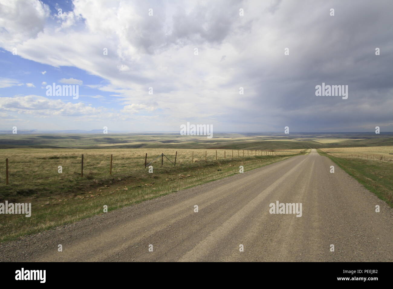 Wechselhafter Witterung über eine perfekt Lonesome Road im Zentrum von Montana, USA Stockfoto