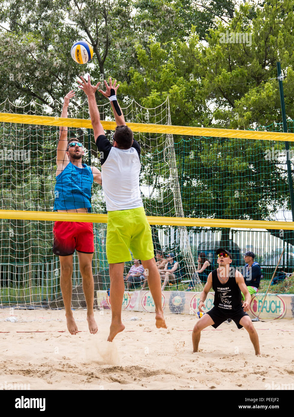 BRATISLAVA, SLOWAKEI - 11. JUNI 2016 - Spieler bei Beach-volleyball-Turnier am 11. Juni 2016 in Bratislava, Slowakei Stockfoto