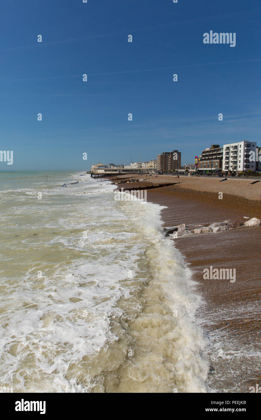 Worthing Beach und Wellen in der britischen Küstenstadt in West Sussex Stockfoto