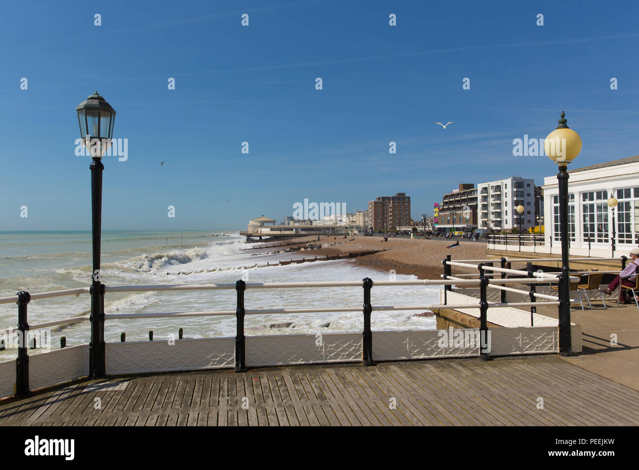 Worthing Strand und Strandpromenade vom Pier in South Coast Stadt in West Sussex England Großbritannien Stockfoto