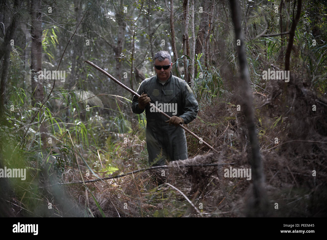 Oberstleutnant führt einen Kampf und Wasser überleben Schulung im Homestead Air Reserve Base, Fla., Jan. 20, 2016. Während dieser Ausbildung, Aircrew Mitglieder gewonnen Refresher Schulung zur Verwendung ihrer Not Radios, taktischen Bewegungen durch schwieriges Gelände, wie Unterstände zu bauen, Wege, um Brände zu bauen, und Methoden zur Umgehung der Feind. (U.S. Air National Guard/Staff Sgt. Christopher S. Muncy/freigegeben) Stockfoto