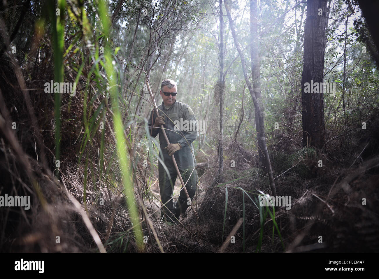 Oberstleutnant Tom Keany, ein Pilot mit der 101 Rescue Squadron, bewegt sich durch die während einer Kampf- und Wasser überleben Schulung im Homestead Air Reserve Base, Fla., Jan. 20, 2016 Sumpf. Während dieser Ausbildung, Aircrew Mitglieder gewonnen Refresher Schulung zur Verwendung ihrer Not Radios, taktischen Bewegungen durch schwieriges Gelände, wie Unterstände zu bauen, Wege und Methoden zur Umgehung der Feind zu errichten. (U.S. Air National Guard/Staff Sgt. Christopher S. Muncy/freigegeben) Stockfoto