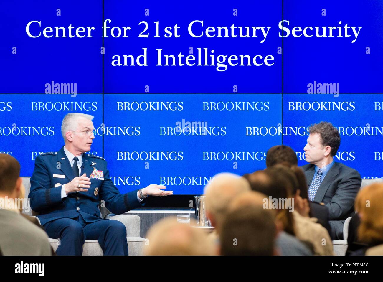 Us Air Force General Paul J. Selva, der stellvertretende Vorsitzende des Generalstabs, Antworten auf die Frage von Moderator Michael E. O'Hanlon während einer Brookings Institute Zentrum für das 21. Jahrhundert Sicherheit und Intelligenz während einer Diskussion in Washington, Jan. 21, 2016. Die Diskussion angesprochen Bemühungen, die Bundeswehr an der Spitze der Innovation zu halten. (DoD Foto von Army Staff Sgt. Sean K. Harfe) Stockfoto