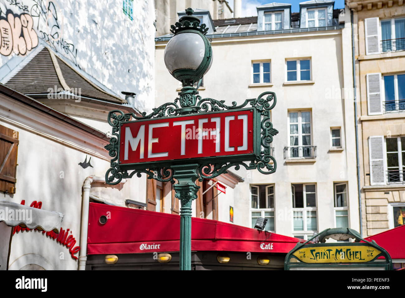 Farbe metro unterzeichnen in Paris Stockfoto