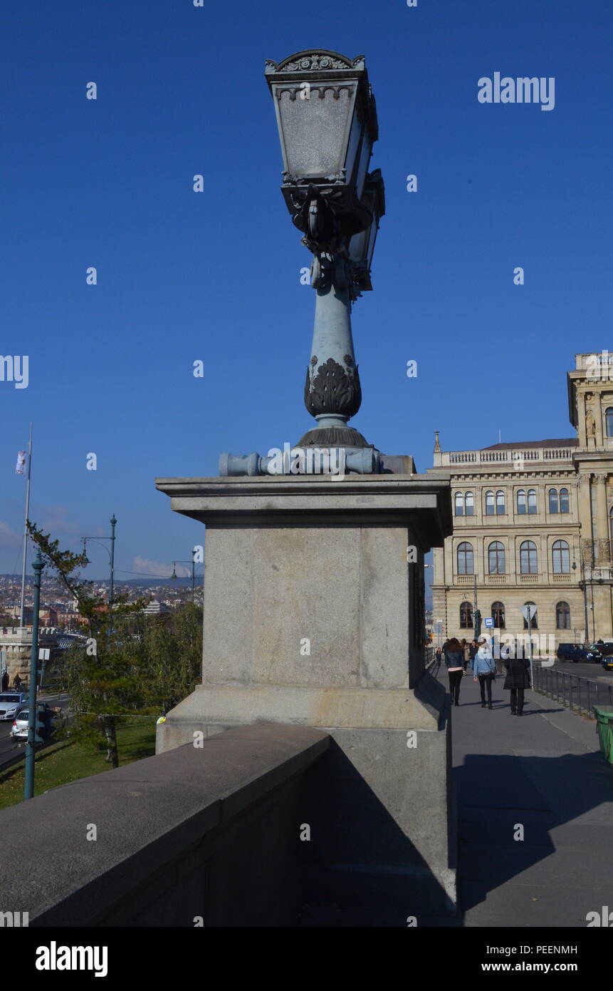 Neoklassizistisches Lamp Post Design auf der Kettenbrücke in Budapest, Ungarn, im Jahre 1849 erbaut, entworfen von William Tierney Clark Stockfoto