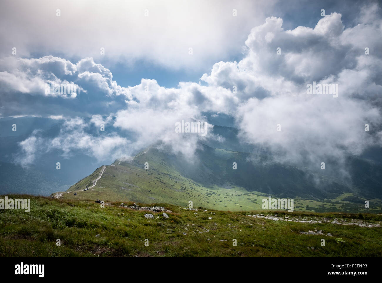 Einen malerischen Blick auf die Berge mit dramatischen niedrige Wolken am Sommer, der Tag in Tatra, Polen Stockfoto