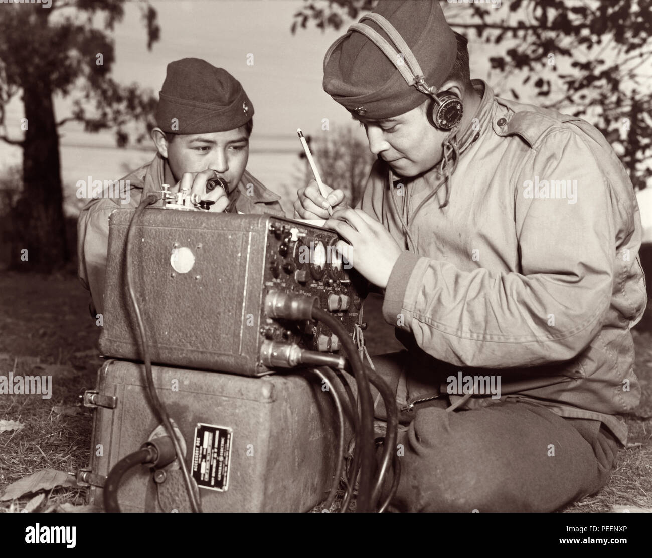 Navajo code talkers, Vettern PFC Preston Toledo und PFC-Frank Toledo, zu einem Marine Artillerie Regiment im Südpazifik angebracht während des Zweiten Weltkrieges, ein Feld verwenden, Radio Bestellungen in ihrem nativen Navajo Zunge zu übertragen. Foto: Juli 7, 1943. Stockfoto