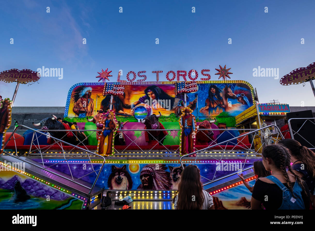 Messegelände fahren bei Dämmerung, Los Toros, bullenreiten Herausforderung, in der Fiesta del Carmen, Playa San Juan, Teneriffa, Kanarische Inseln, Spanien Stockfoto