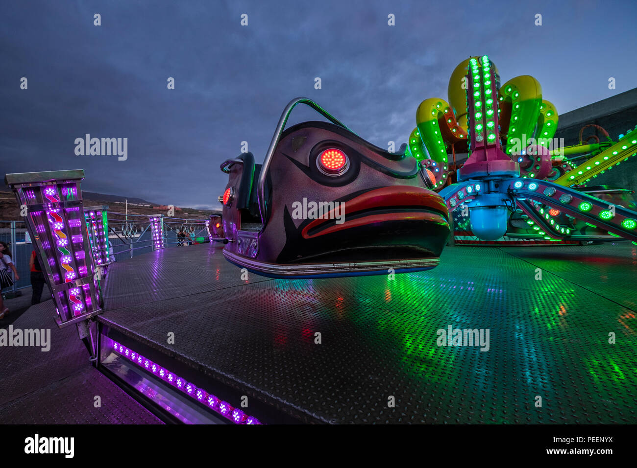 Messegelände fahren bei Dämmerung, Big lippig Fisch gestaltete Auto, in der Fiesta del Carmen, Playa San Juan, Teneriffa, Kanarische Inseln, Spanien Stockfoto