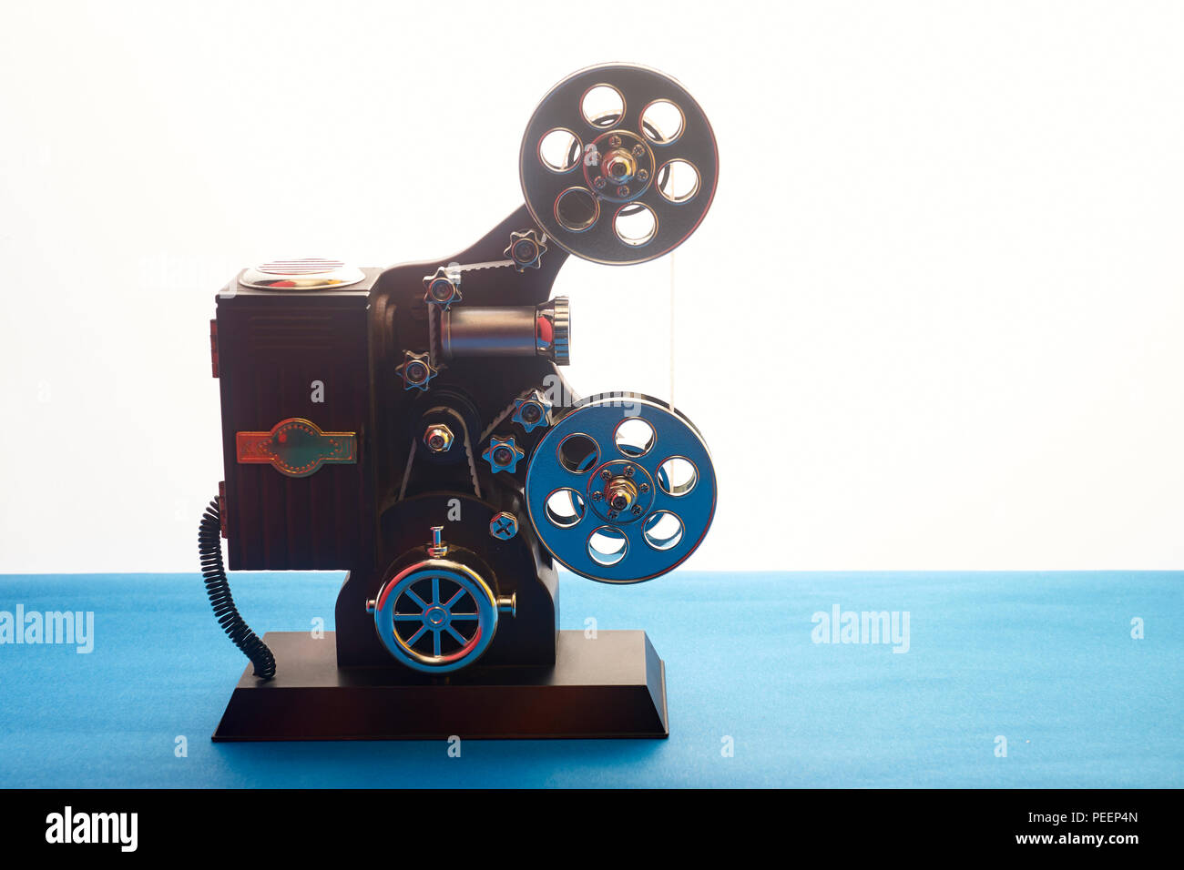 Kunststoff Spielzeug Film Projektor auf weißem Hintergrund und blauen Vordergrund Stockfoto
