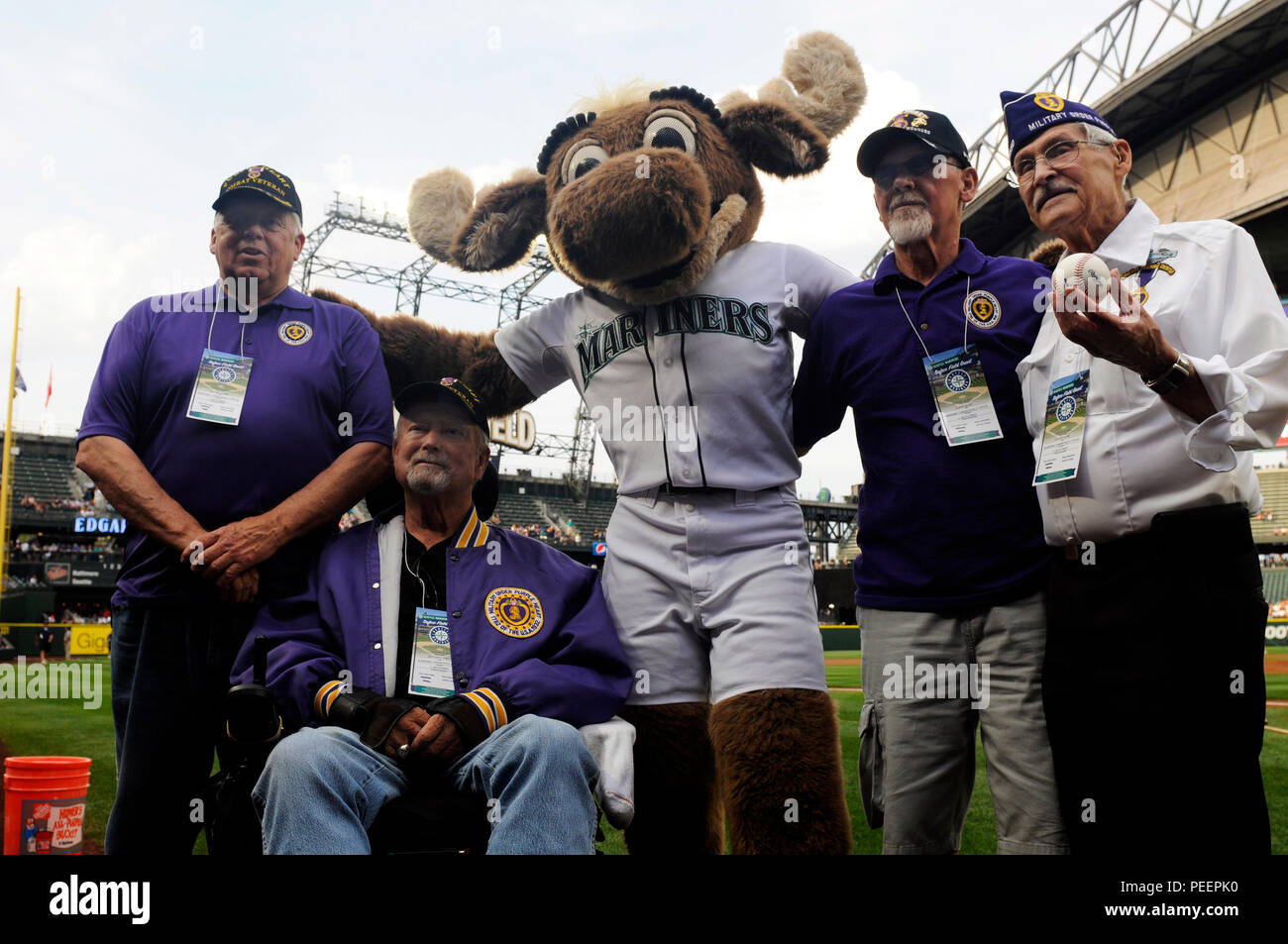 Mitglieder des Seattle Kapitel der militärischen Ordnung des Purple Heart pose mit der Mariner Elch, das Maskottchen der Seattle Mariners, für ein Foto als das Team Purple Heart Nacht im Safeco Field, Seattle, May 10, 2015. Die Mitglieder erhalten eine Führung durch das Stadion und waren in der Lage, zu Fuß auf dem Feld als Teil der vor dem Spiel fest. (U.S. Armee Foto von Sgt. 1. Klasse Andrew Veranda, 28 Public Affairs Abteilung) Stockfoto