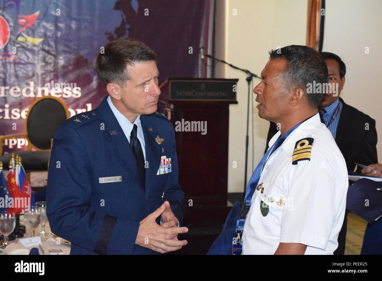 Generalmajor Michael B. Compton, Air National Guard Assistentin der Commander, Pacific Air Kräfte und Leiter der US-Delegation Gespräche mit ein anderer Delegierter bei der Eröffnung des ASEAN Regional Forum Bio-Preparedness's und Disaster Response Table-Top Übung Workshop im Hotel Intercontinental. Mitglieder von US Pacific Command, Defense Threat Reduction Agency, National Defense University und Lawrence Livermore National Laboratory umfassen die amerikanische Delegation, die den Vorsitz der Veranstaltung mit den Philippinen. Das Ereignis verfügt über 26 Länder und die Europäische Union verfeinern Curren Stockfoto