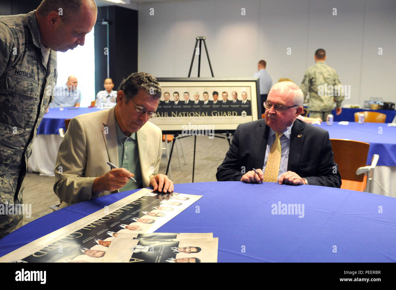 Pensionierte Chief Master Sgt. Lynn E. Alexander, ehemaliger Soldat Führer des Direktors der Air National Guard, Mitte, schildern die formers Erbe Malerei Lithographie als Chief Master Sgt. James W. Hotaling, command Chief Master Sergeant der Air National Guard und pensionierte Chief Master Sgt. Richard Smith, ehemaliger command Chief Master Sergeant der Air National Guard beobachten. Die Lithographie wurde als Teil des Ang konzentrieren sich auf die Woche, die sammelt Senior Leadership trug die Bedeutung der beruflichen Entwicklung auf allen Ebenen zu markieren freigegeben, Feedback von Junior erhalten Stockfoto