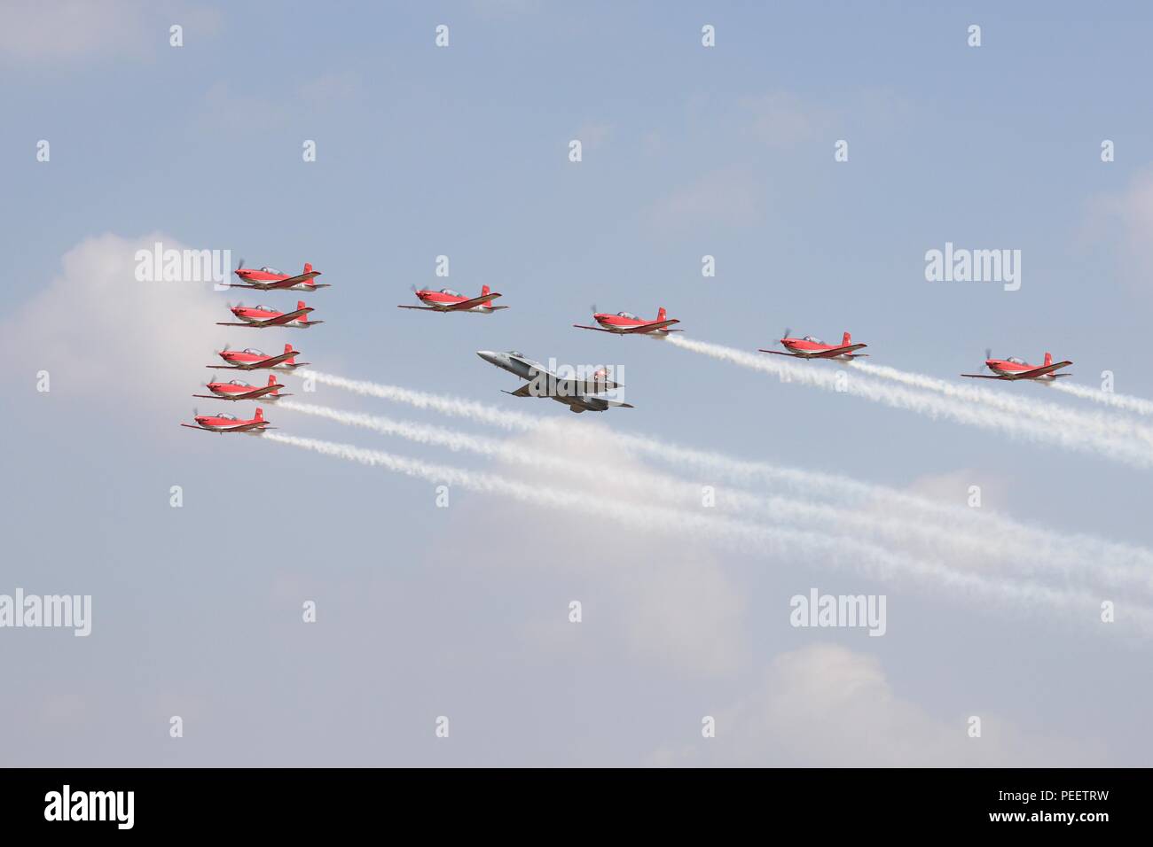 Swiss Air Force PC-7 aerobatic Display Team fliegen in Formation mit einem Schweizer F/A-18C Hornet an der Royal International Air Tattoo 2018 Stockfoto