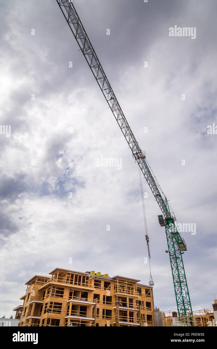 Apartment Komplex im Bau mit einem Kran neben ihm. Stockfoto