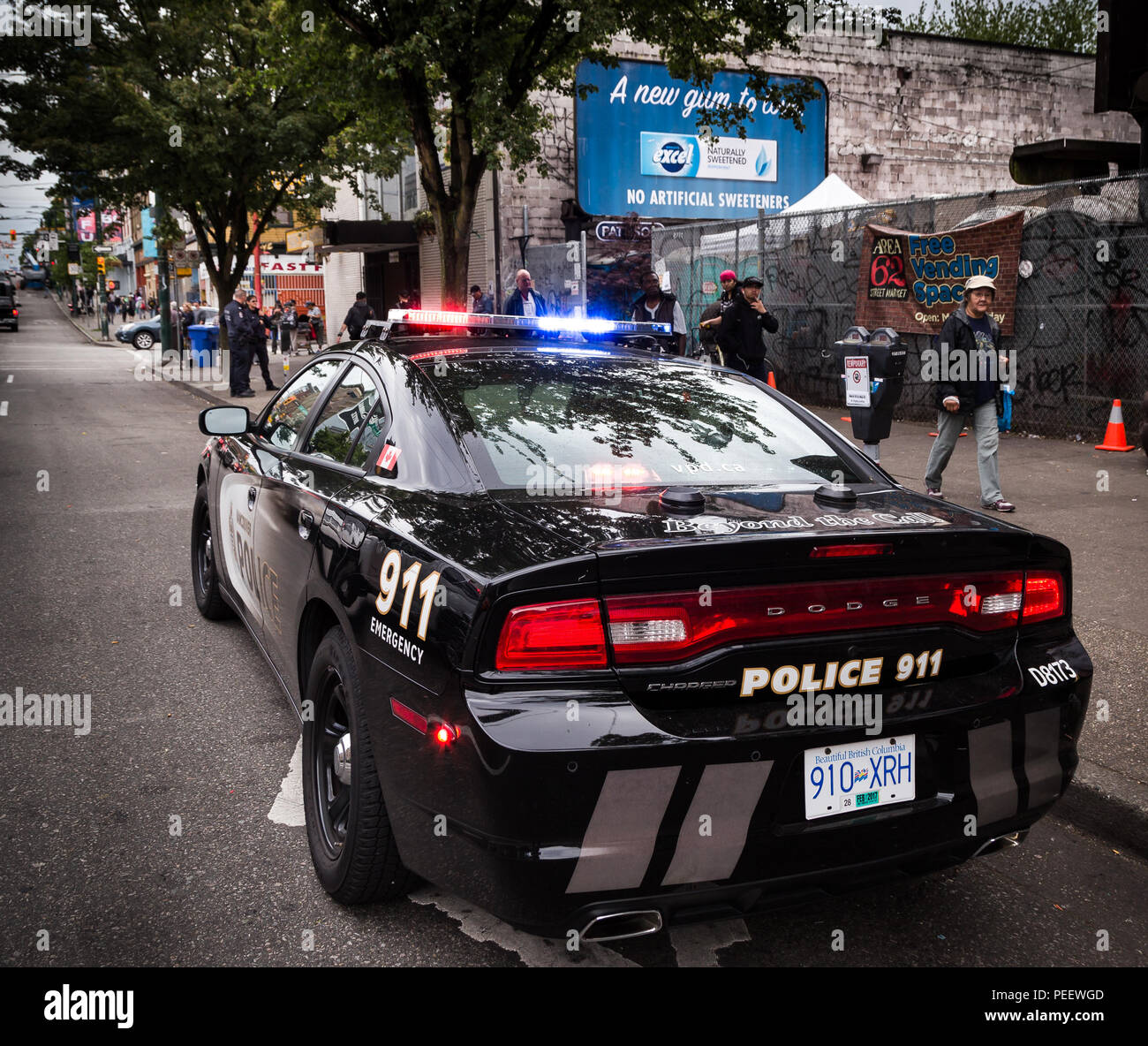 VANCOUVER, BC, Kanada - 11. MAI 2016: VPD Kreuzer auf Vancouver Downtown Eastside mit Offizieren im Hintergrund den Umgang mit einem Problem Stockfoto