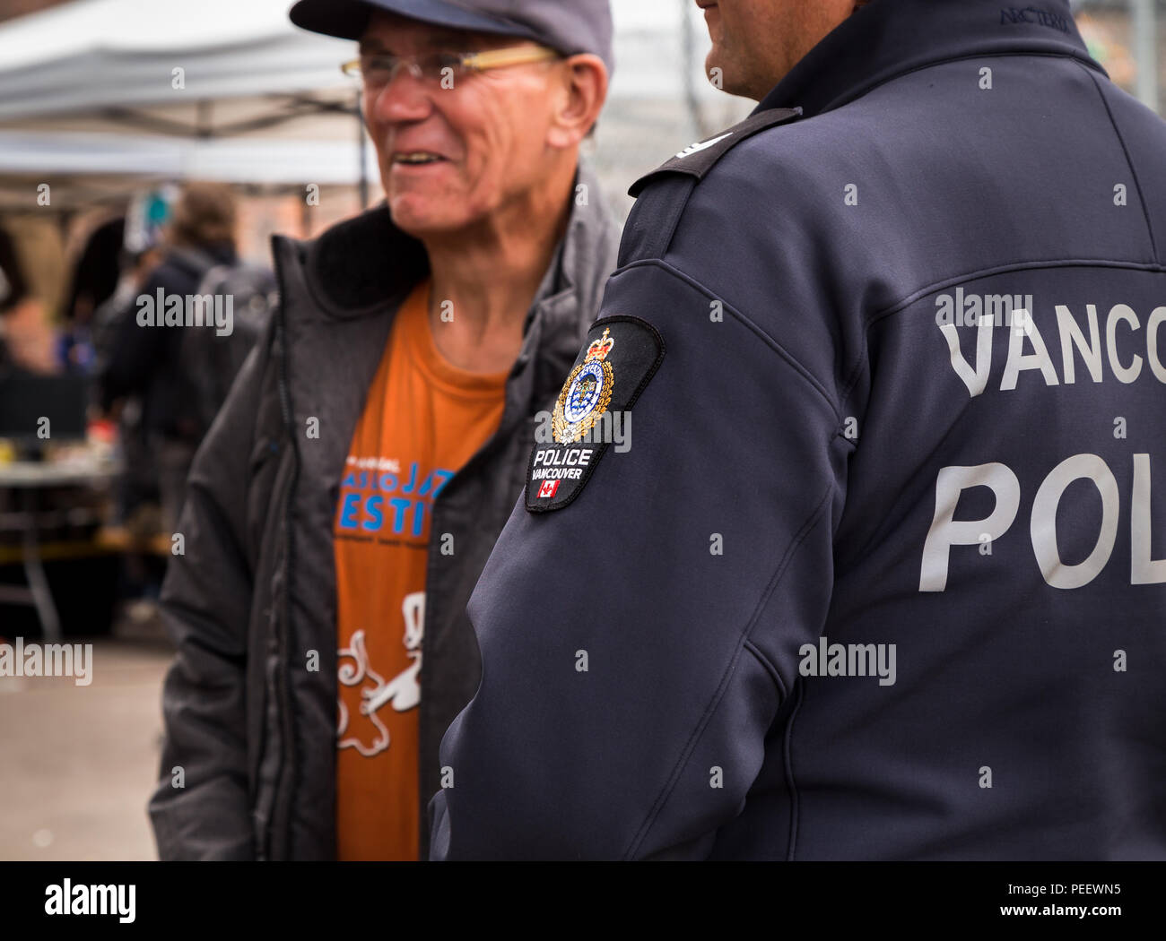 VANCOUVER, BC, Kanada - 11. MAI 2016: Vancouver Polizeioffizier im Gespräch mit einem Mitglied der Öffentlichkeit. Stockfoto