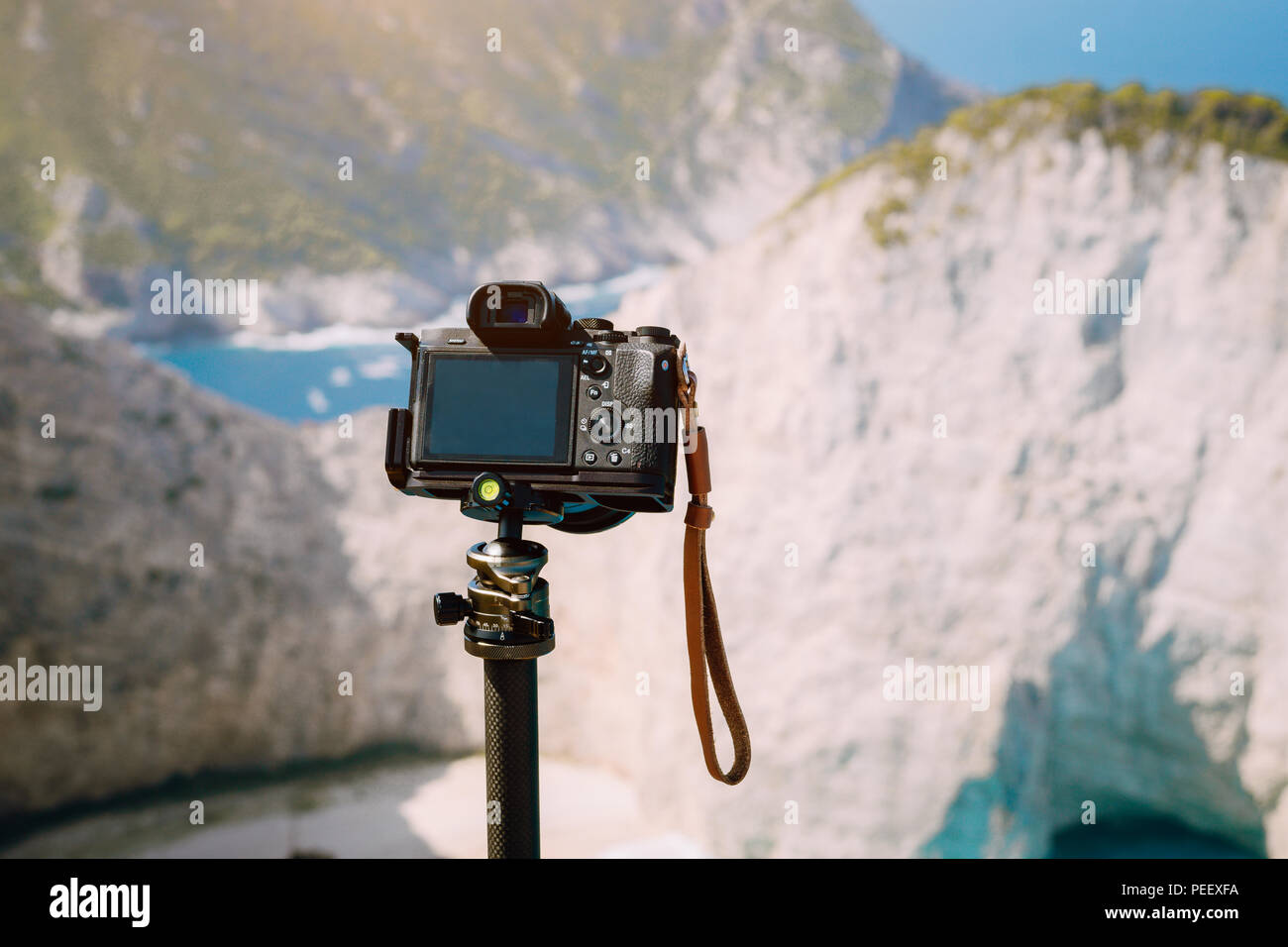 Digital Foto Kamera auf Stativ gegen riesige Felsen Felsen von Navagio Strand in der Morgensonne Licht. Besuchen Sie berühmte Sehenswürdigkeiten Lage auf der Insel Zakynthos, Griechenland Stockfoto