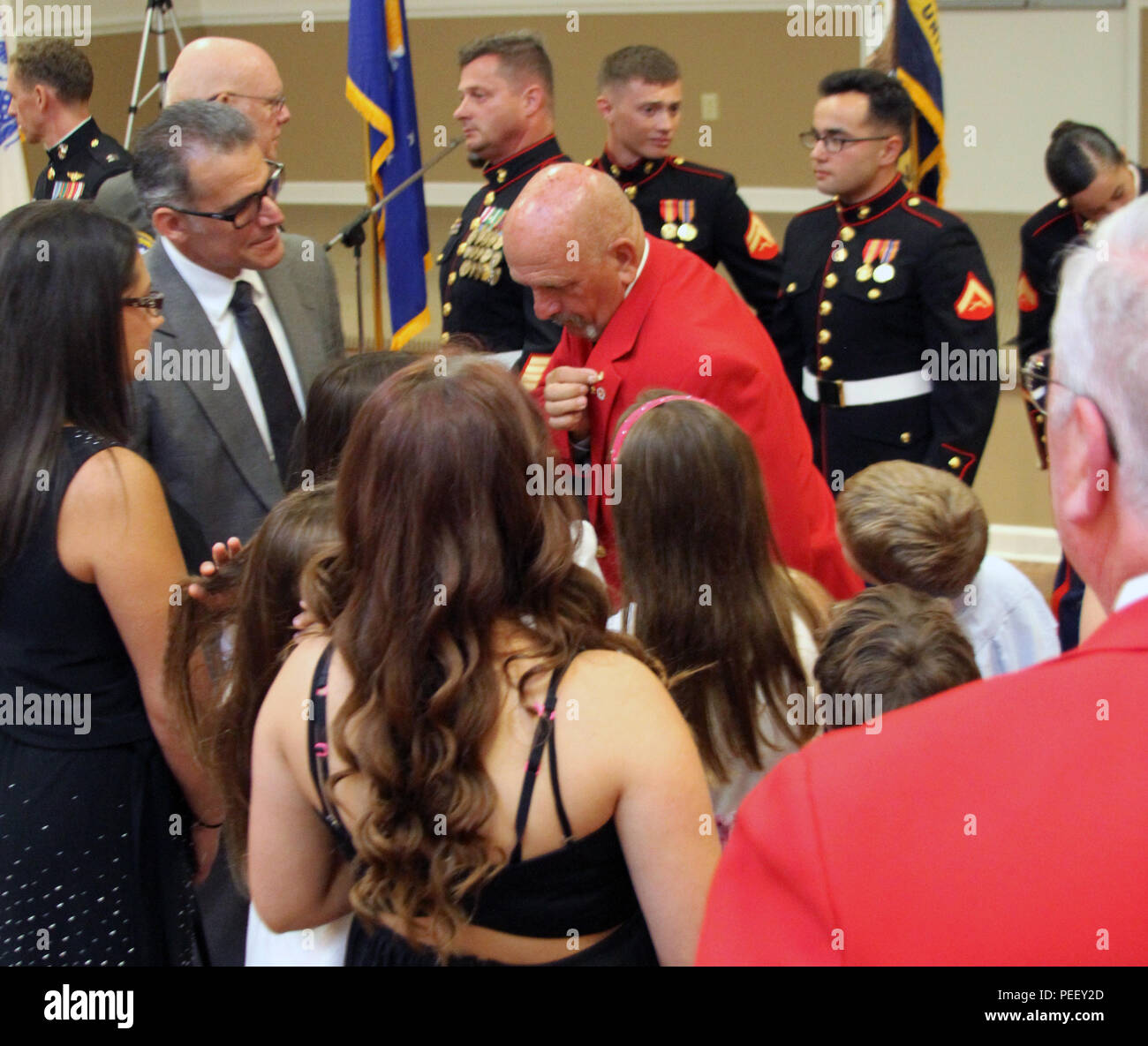 Pvt. John wentling, Ehrenmitglieder Marine, zeigt seine Adler, Globus und Anker auf Aug 8, 2015 um seine Enkelkinder in der American Legion Post 34. Stockfoto