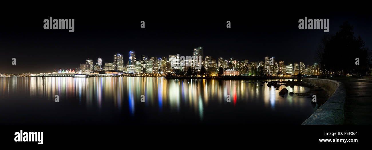 Die Innenstadt von Vancouver Skyline bei Nacht vom Stanley Park. Stockfoto