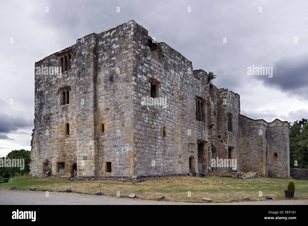 Barden Tower in den Yorkshire Dales reicht bis ins 15. Jahrhundert zurück, als der 10. Herr Clifford eine Jagdhütte in den grossen Turm Haus geändert. Stockfoto