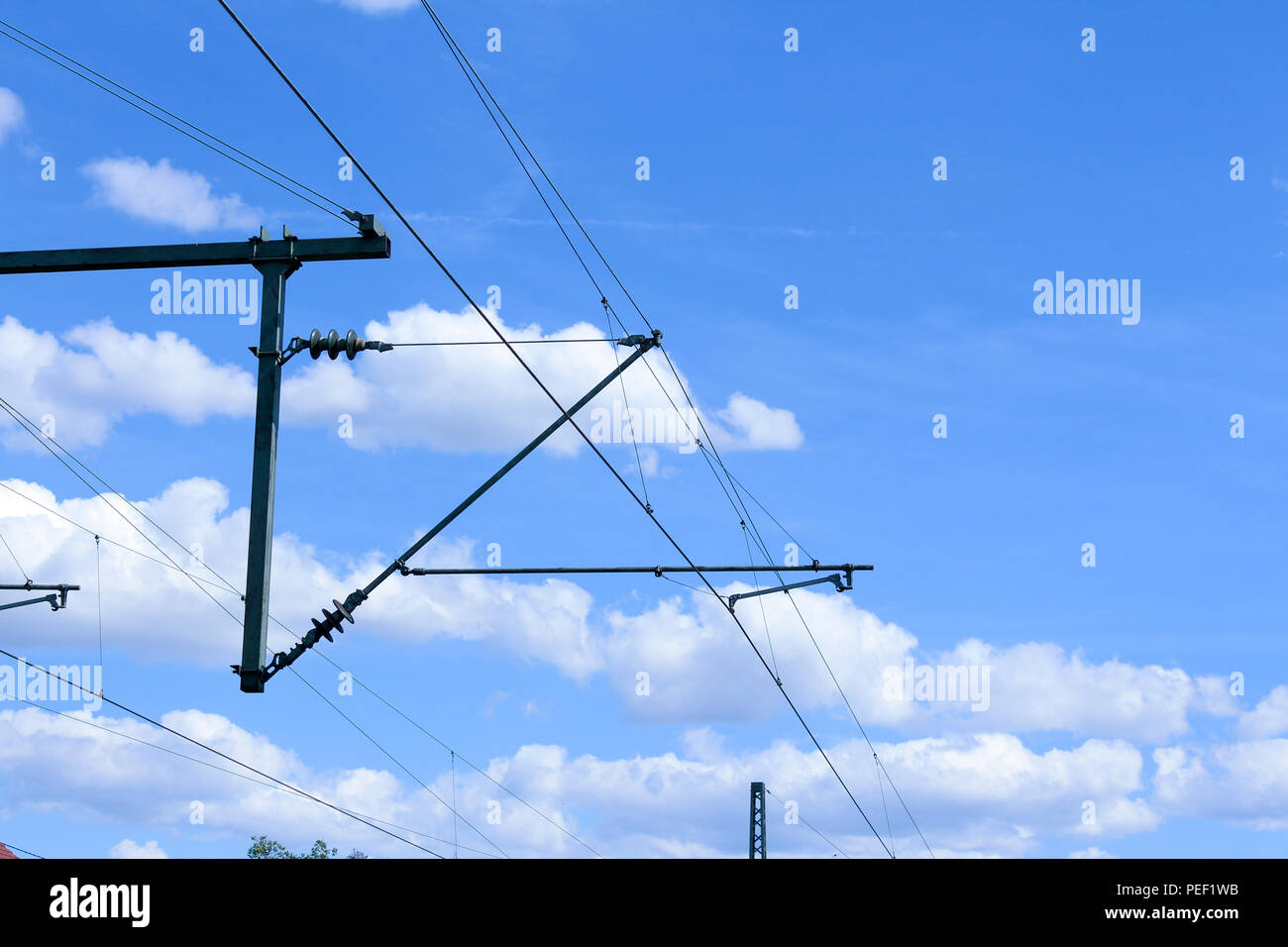 Elektrische Zug Linien Bahnelektrifizierung Hängebahn mit Drähten und blauer Himmel über Stockfoto