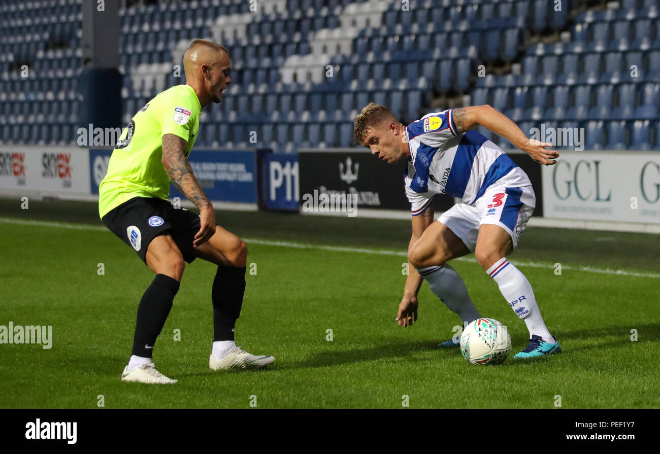 Die Peterborough Joe Ward (links) und Queens Park Rangers' Jake Bidwell Kampf um den Ball während der carabao Schale, erste Runde an der Loftus Road, London. Stockfoto