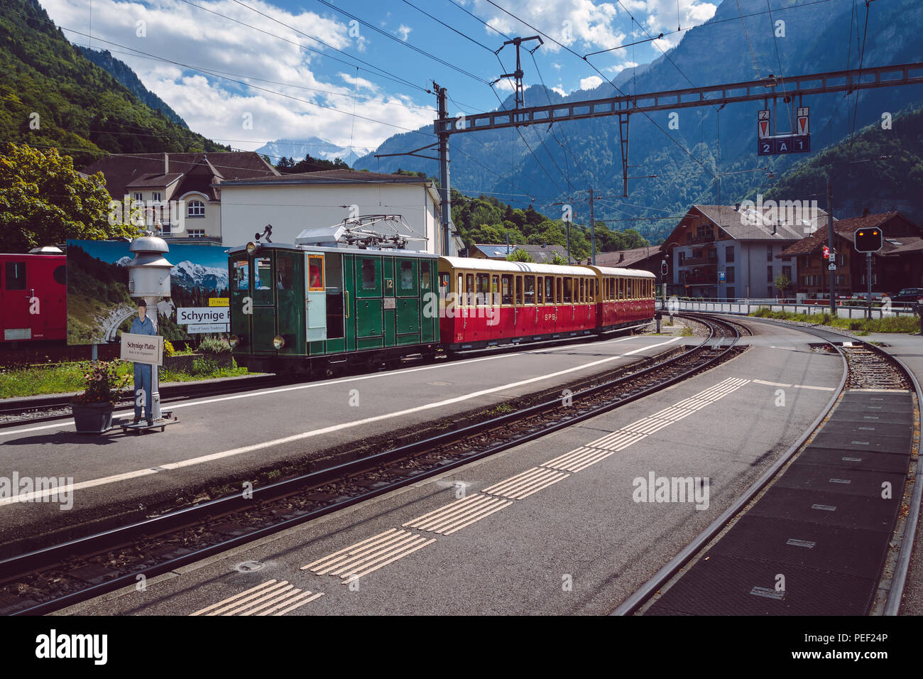Wilderswil, Berner Oberland, Schweiz - August 5, 2017: retro Passagier Zug kommt in den Bahnhof Wilderswil bei Interlaken von Schy Stockfoto