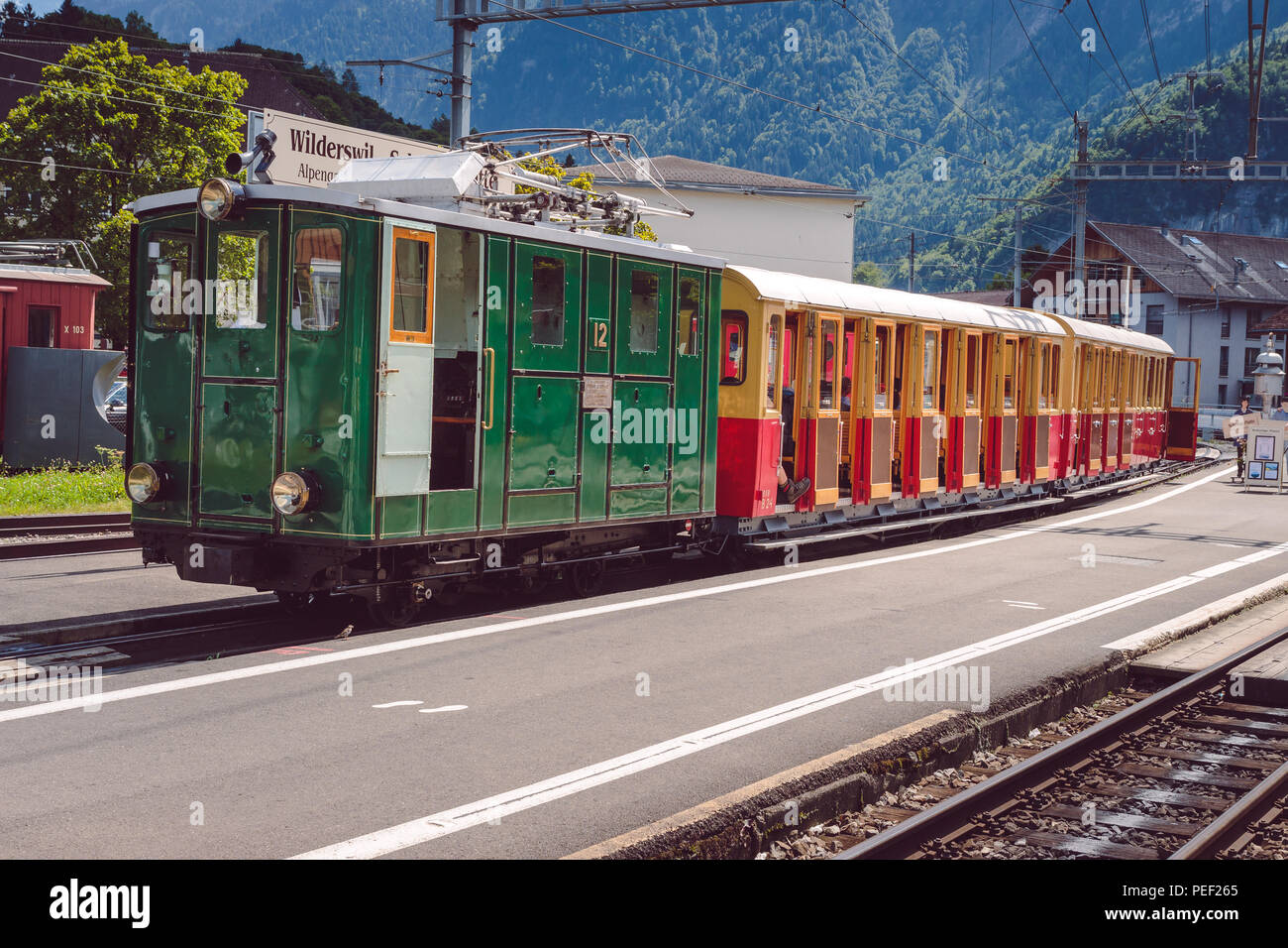 Wilderswil, Berner Oberland, Schweiz - August 5, 2017: retro Touristenzug die Schynige Platte mit alten grünen Lokomotive an Plattform von Wilderswi Stockfoto