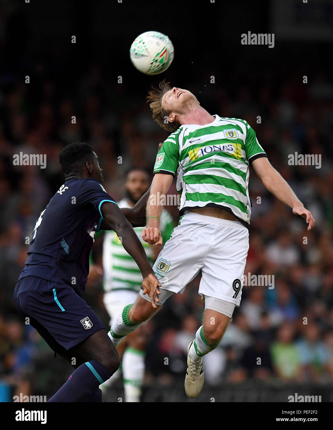 Aston Villa Axel Tuanzebe und Yeovil Town Alex Fisher während der carabao Schale, erste Runde an Huish Park, Yeovil. Stockfoto