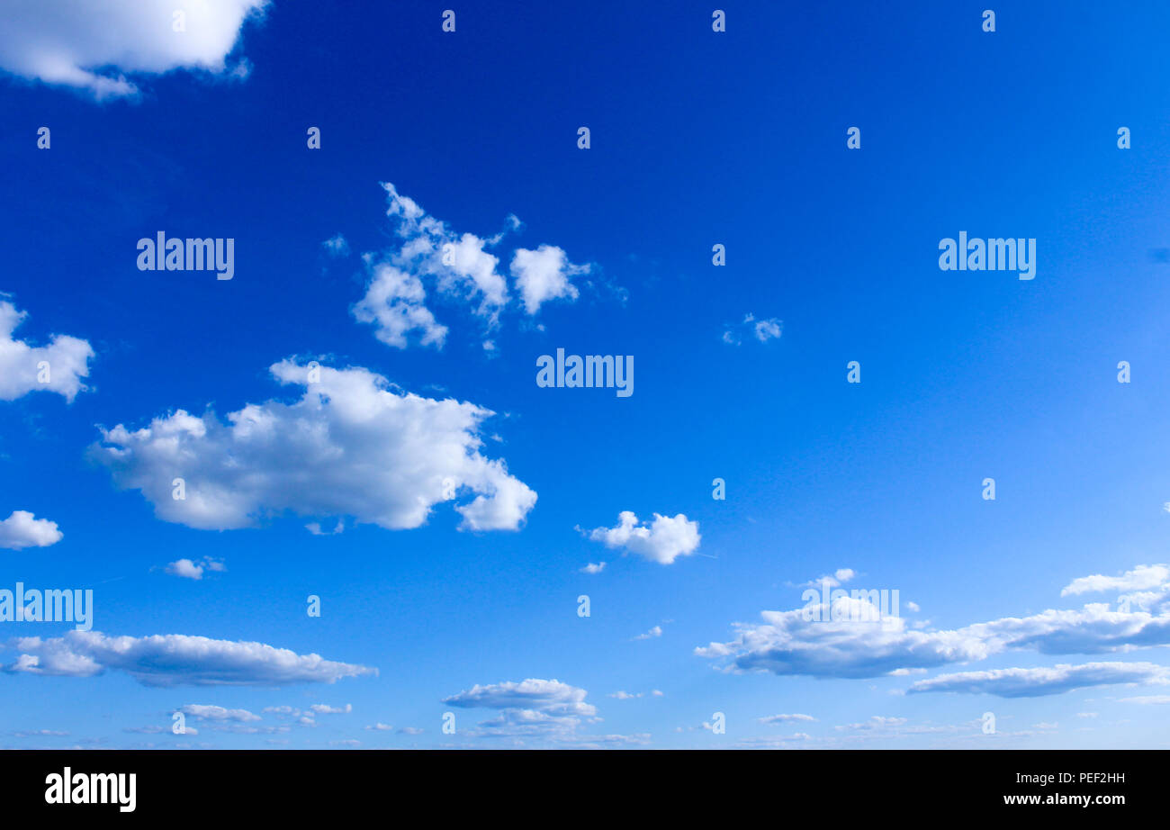 Blauer Himmel mit Wolken Panorama der blaue Himmel mit Wolken Deutschland Stuttgart City Stockfoto