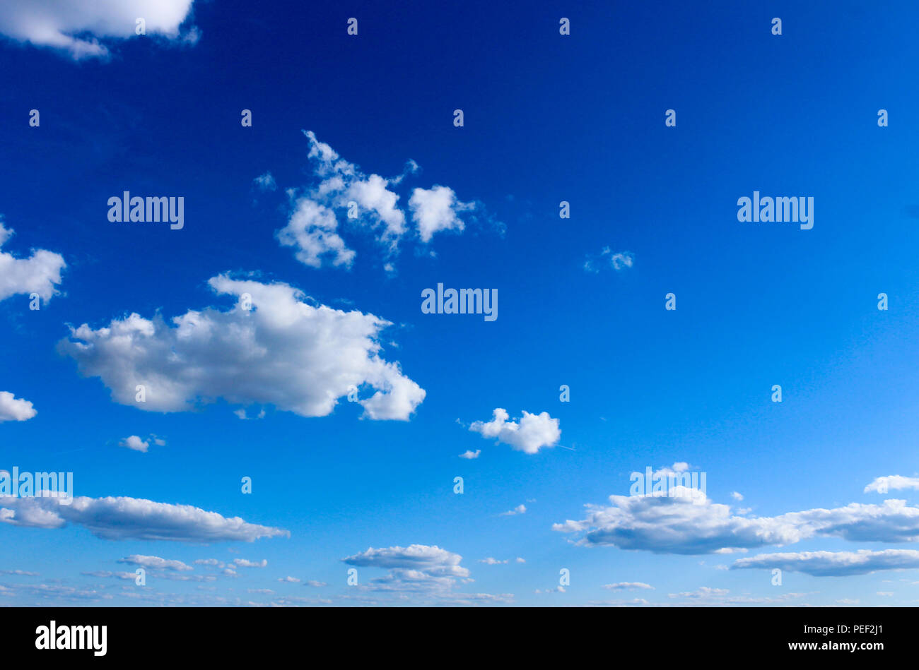 Blauer Himmel mit Wolken Panorama der blaue Himmel mit Wolken Deutschland Stuttgart City Stockfoto