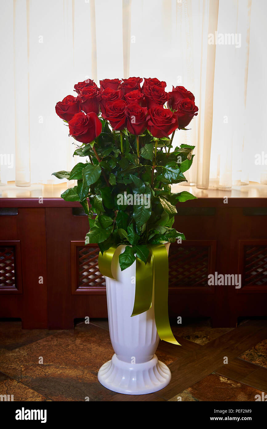 Ein Bouquet von lange rote Rosen in einer Vase Stockfotografie - Alamy