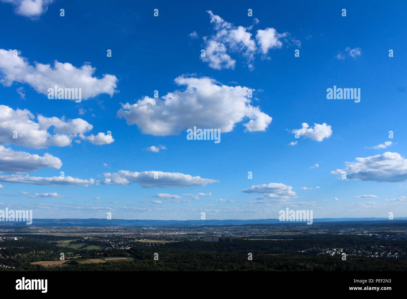 Erstaunliche Landschaft Blick auf die wunderschönen Wälder, alpine Berge und idyllische Felder in Deutschland mit einem blauen Himmel vor Sonnenuntergang mit Wolken Stockfoto
