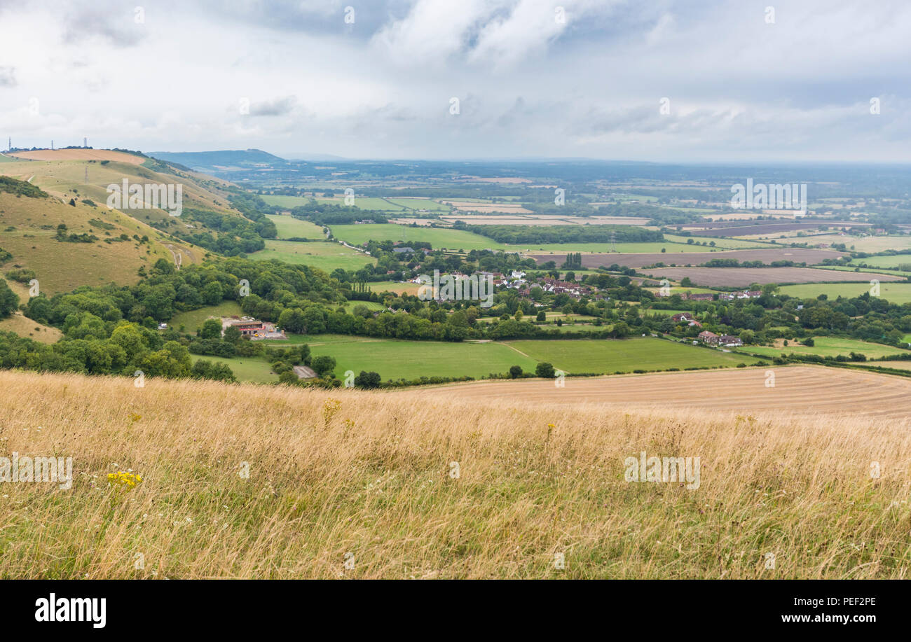 Blick auf die Felder in der Britischen Landschaft von Des Teufels Damm auf einen langweiligen Tag im Sommer in East Sussex, England, UK. Stockfoto