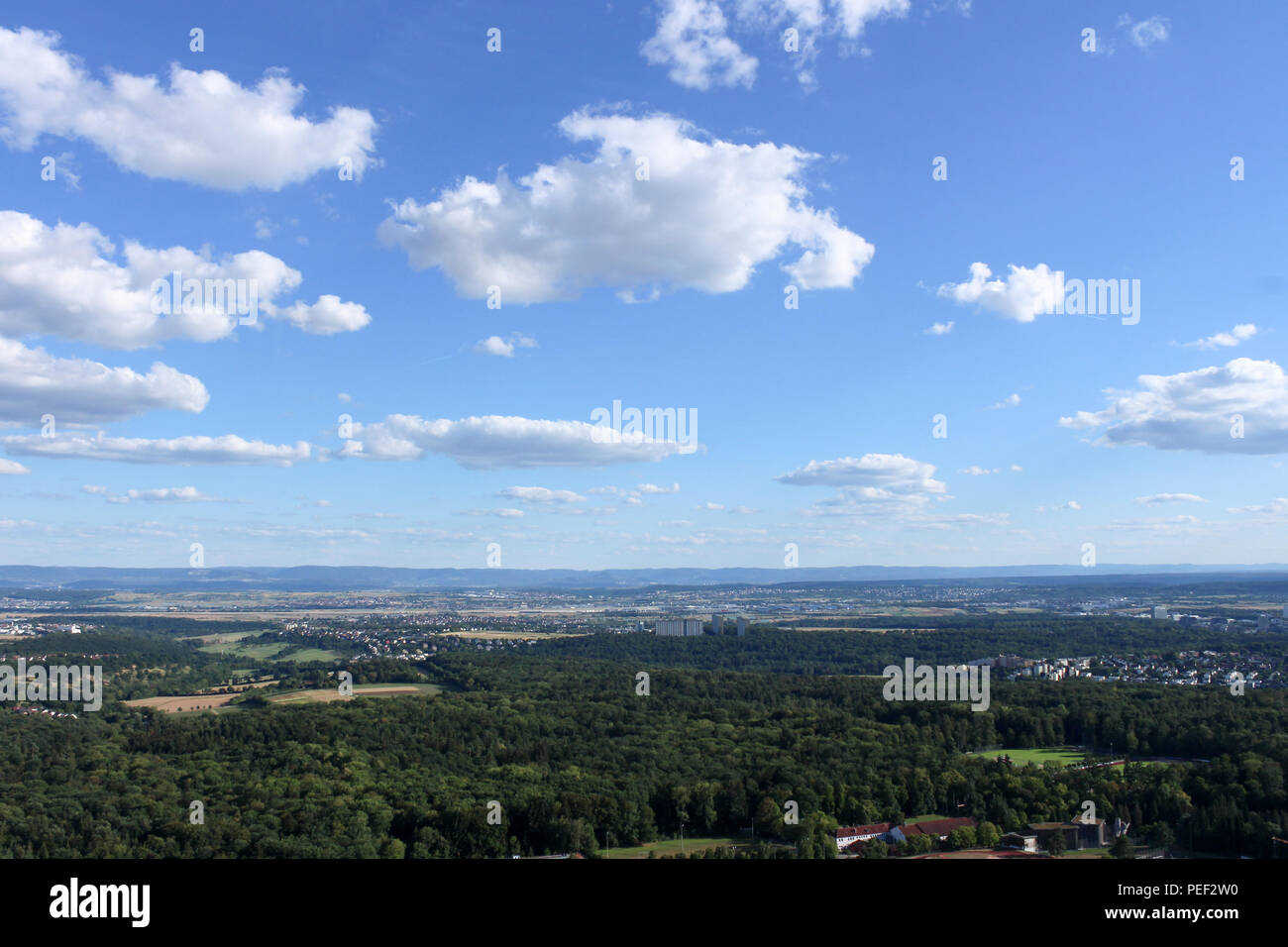 Erstaunliche Landschaft Blick auf die wunderschönen Wälder, alpine Berge und idyllische Felder in Deutschland mit einem blauen Himmel vor Sonnenuntergang mit Wolken Stockfoto