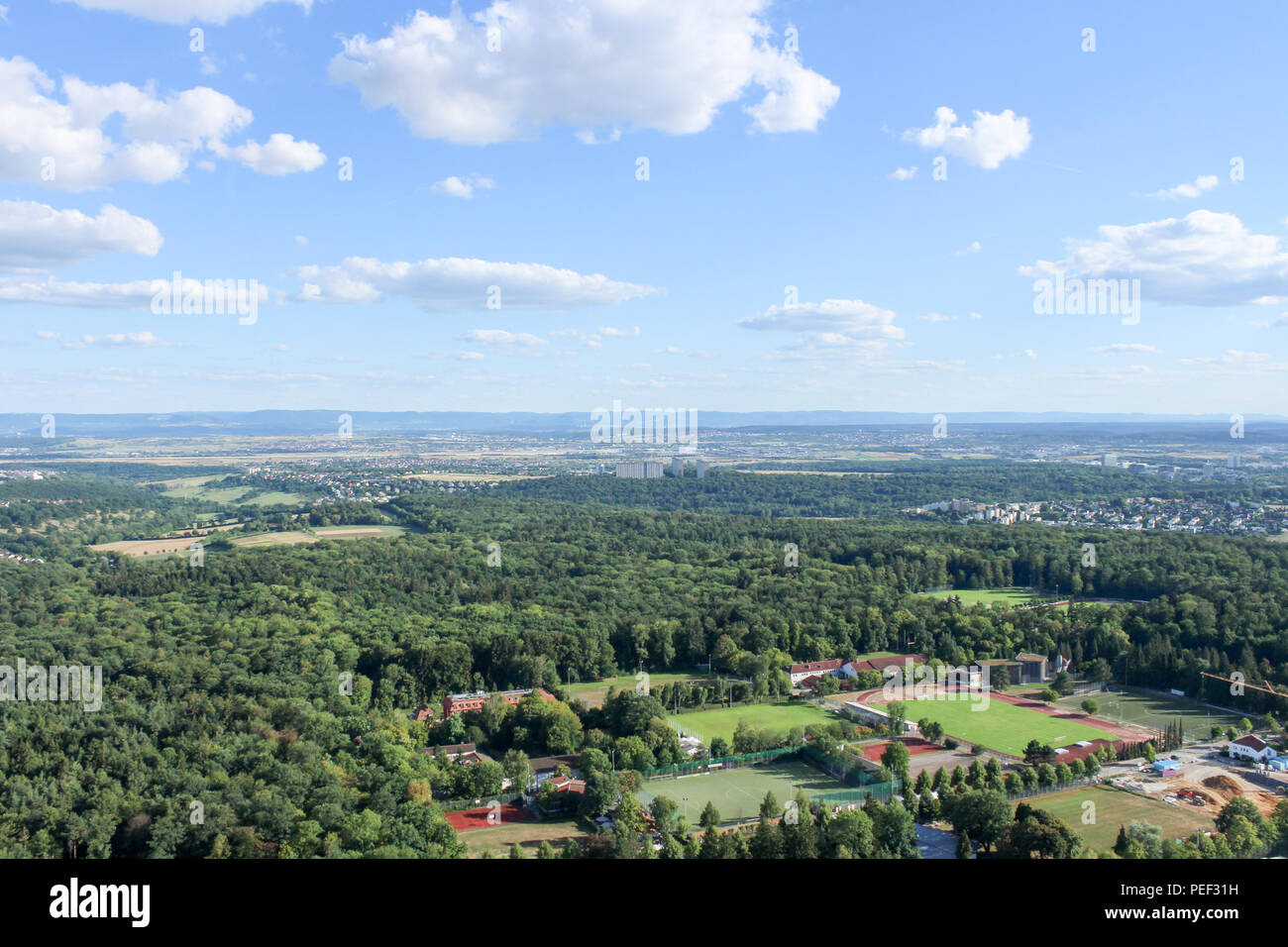 Erstaunliche Landschaft Blick auf die wunderschönen Wälder, alpine Berge und idyllische Felder in Deutschland mit einem blauen Himmel vor Sonnenuntergang mit Wolken Stockfoto