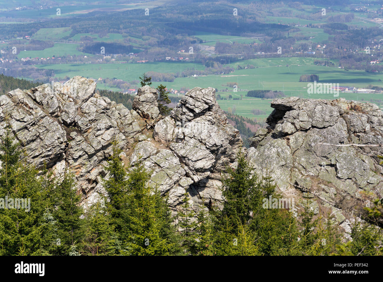 Felsbrocken auf dem Ještěd Berg im Hintergrund, Liberec, Tschechische Republik Stockfoto