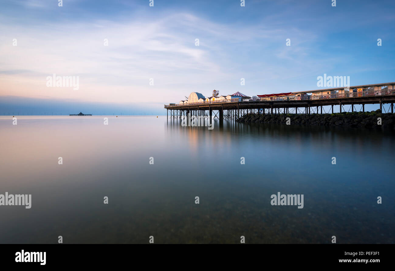 Flut auf einem ruhigen Sommer Abend in Herne Bay Pier mit den verlassenen Pier Head oder alte Pier in der Ferne zu sehen. Stockfoto