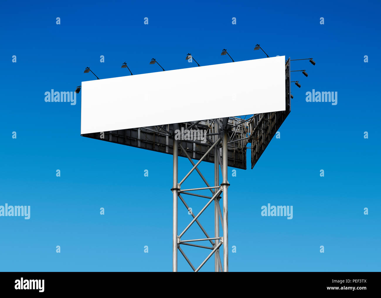 Leere Plakatwand vor blauem Himmel Stockfoto