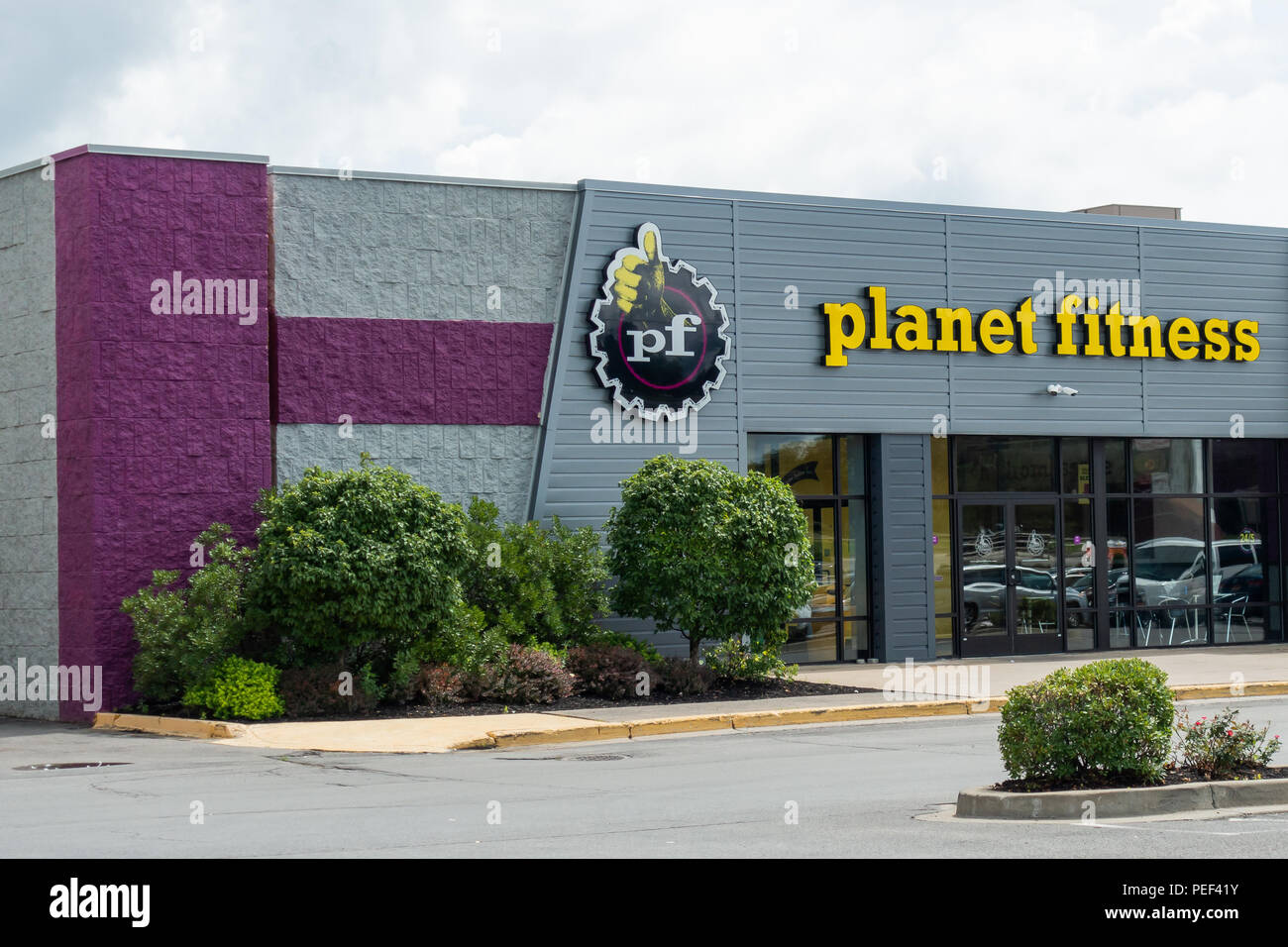 Ein Planet Fitness Center in einer Mall in Utica, NY, USA. Stockfoto