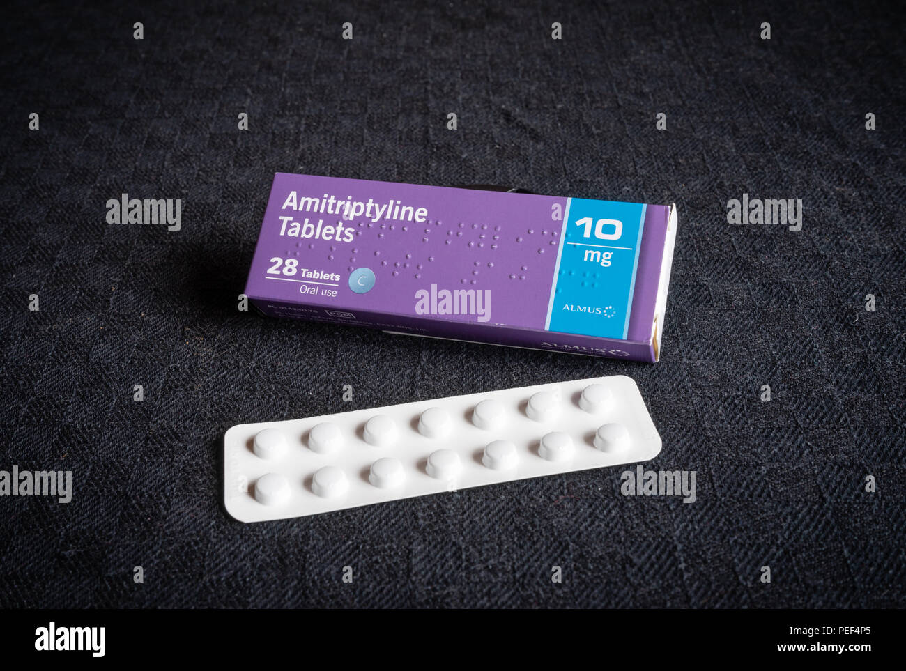 Eine Schachtel mit 10 mg Amitryptilin Tabletten - trizyklischen Antidepressiva Stockfoto