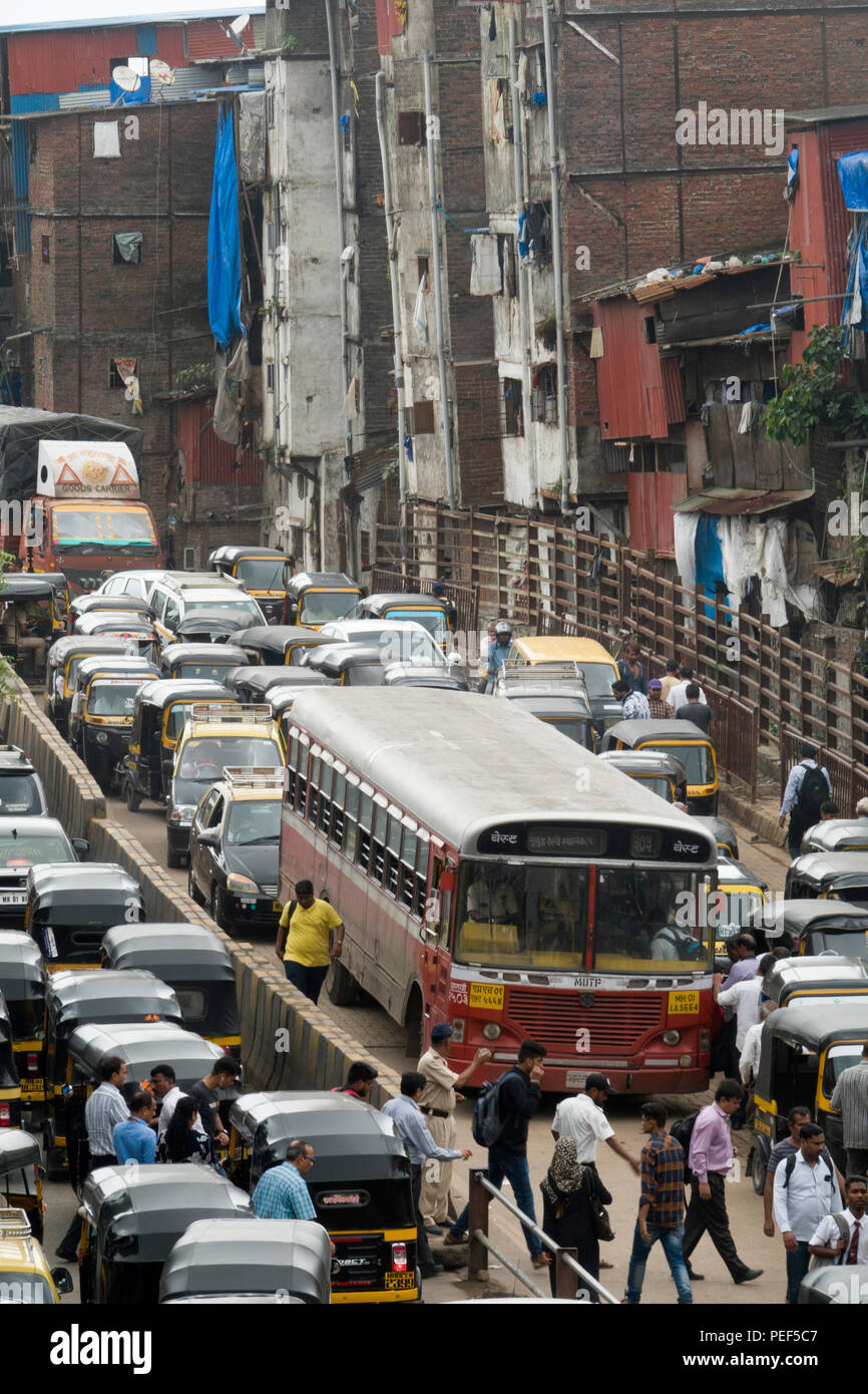 Besetzt den Berufsverkehr auf der Station Road, Bandra, Mumbai, Indien Stockfoto