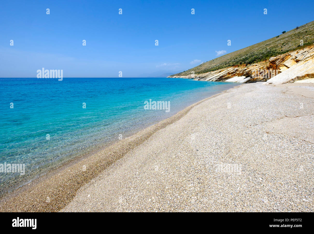 Kiesstrand in der Bucht, an der Küste südlich von Lukova, Albanischen Riviera, qark Vlora, Albanien Stockfoto