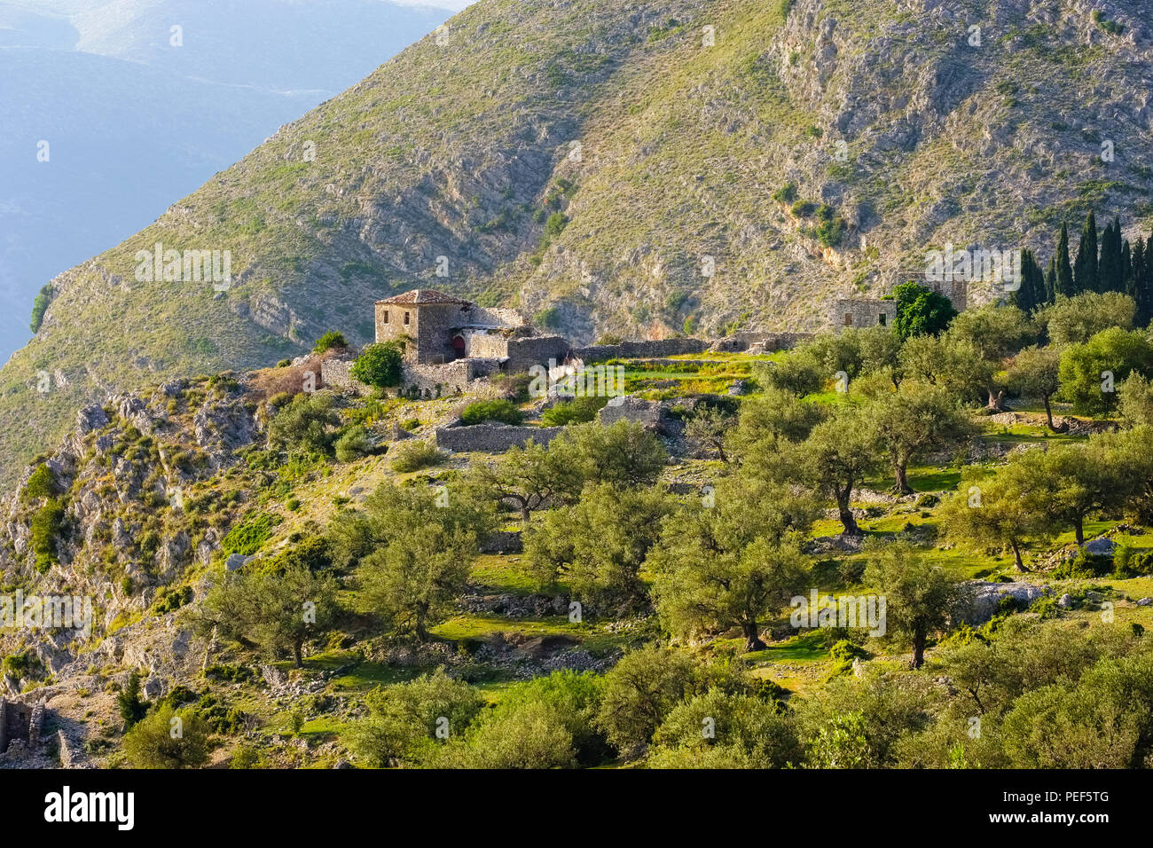 Verlassenes Haus in Qeparo, in Himara, Albanischen Riviera, qark Vlora, Albanien Stockfoto