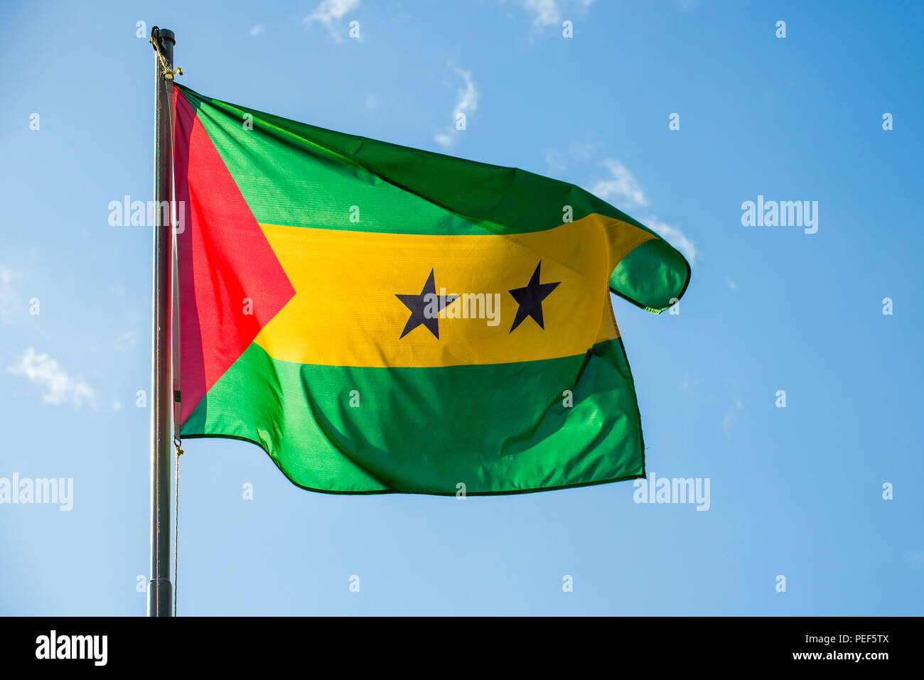 Wehende Flagge von São Tomé und Principe, Sao Tome und Principe Stockfoto