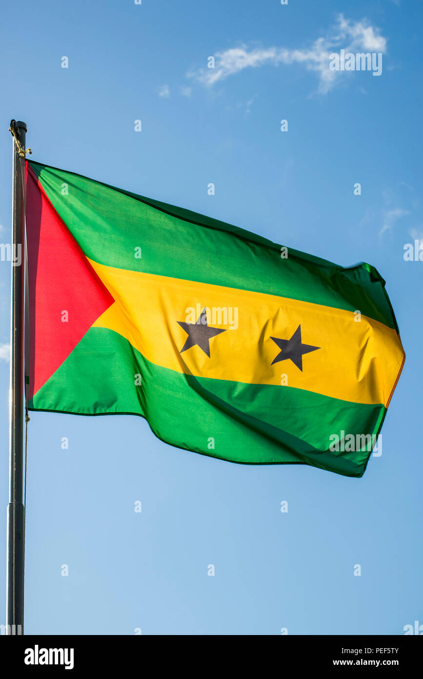 Wehende Flagge von São Tomé und Príncipe im Wind, São Tomé und Príncipe Stockfoto