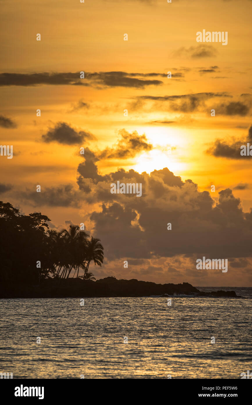 Küste mit Palmen bei Sonnenuntergang, Wolke Himmel, Bom Bom Resort, Príncipe Insel, Sao Tome und Principe Stockfoto